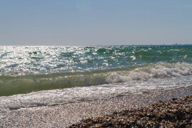 Plaj yaz güneşli günde bir dalga ile