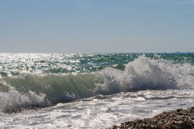 Plaj yaz güneşli günde bir dalga ile