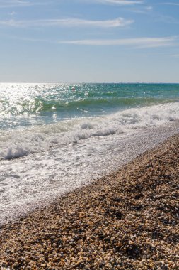 Plaj yaz güneşli günde bir dalga ile