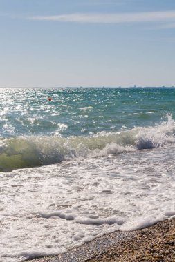 Plaj yaz güneşli günde bir dalga ile