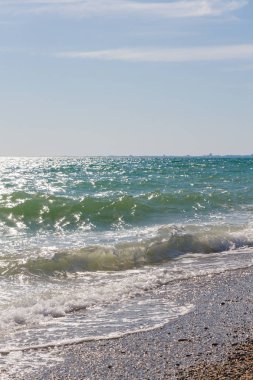 Plaj yaz güneşli günde bir dalga ile