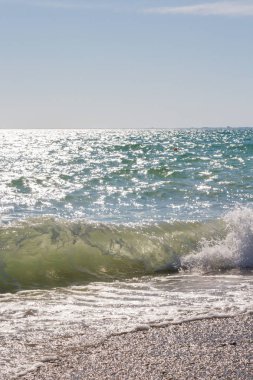 Plaj yaz güneşli günde bir dalga ile