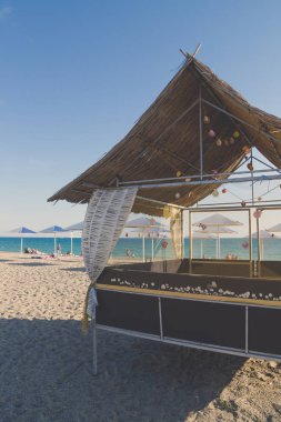 Sahilde deniz kabukları ile dekore edilmiş ahşap sahil evi