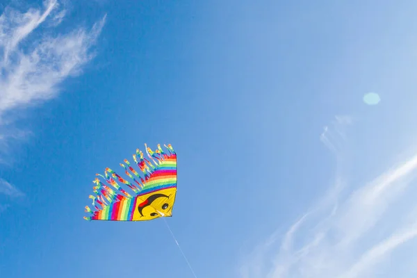 Веселый Яркий Летящий Змей Голубом Небе — стоковое фото