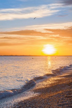 Güzel yaz günbatımı denize bulutlar ile