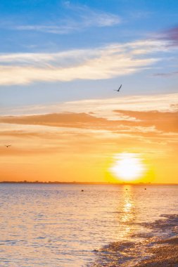 Güzel yaz günbatımı denize bulutlar ile