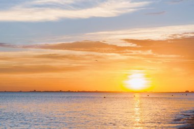 Güzel yaz günbatımı denize bulutlar ile