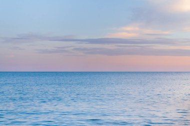 Güzel yaz günbatımı denize bulutlar ile