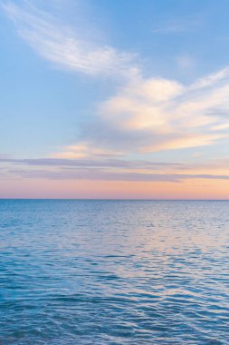 Güzel yaz günbatımı denize bulutlar ile