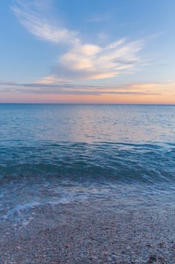 Güzel yaz günbatımı denize bulutlar ile