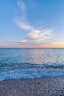 Güzel yaz günbatımı denize bulutlar ile