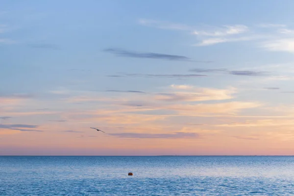 Schöner Sommersonnenuntergang Mit Wolken Über Dem Meer — Stockfoto