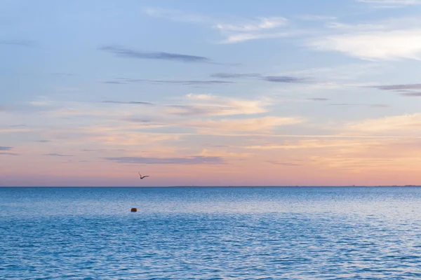 Schöner Sommersonnenuntergang Mit Wolken Über Dem Meer — Stockfoto