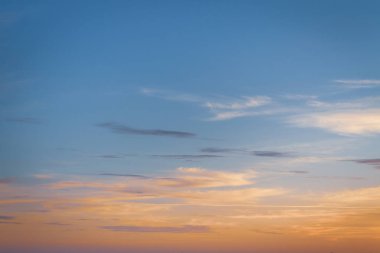 Güzel yaz günbatımı denize bulutlar ile