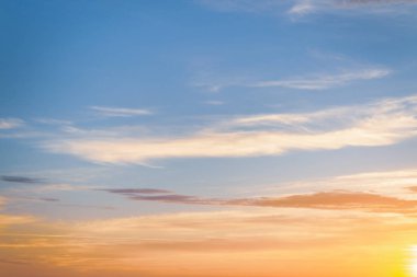 Güzel yaz günbatımı denize bulutlar ile