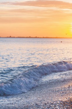 Güzel yaz günbatımı denize bulutlar ile