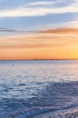 Güzel yaz günbatımı denize bulutlar ile