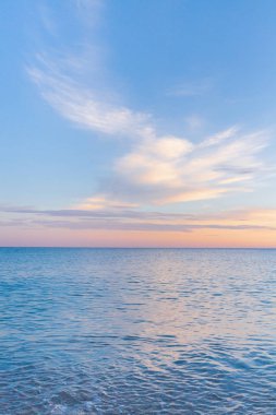 Güzel yaz günbatımı denize bulutlar ile