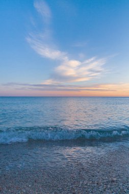 Güzel yaz günbatımı denize bulutlar ile