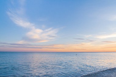 Güzel yaz günbatımı denize bulutlar ile