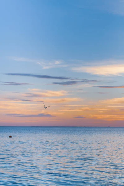 Schöner Sommersonnenuntergang Mit Wolken Über Dem Meer — Stockfoto