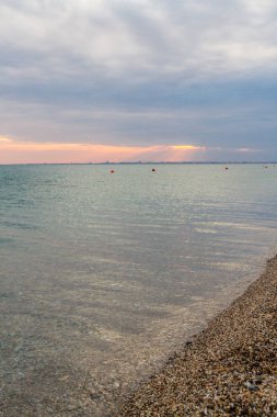 Güzel yaz günbatımı denize bulutlar ile