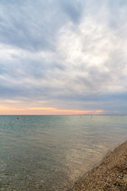 Güzel yaz günbatımı denize bulutlar ile