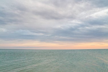 Güzel yaz günbatımı denize bulutlar ile