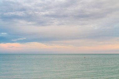 Güzel yaz günbatımı denize bulutlar ile