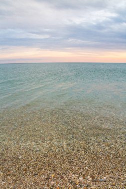 Güzel yaz günbatımı denize bulutlar ile