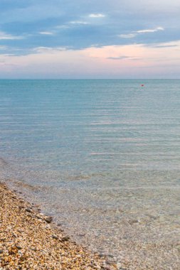 Güzel yaz günbatımı denize bulutlar ile