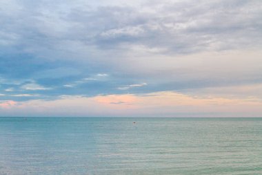Güzel yaz günbatımı denize bulutlar ile