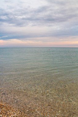 Güzel yaz günbatımı denize bulutlar ile