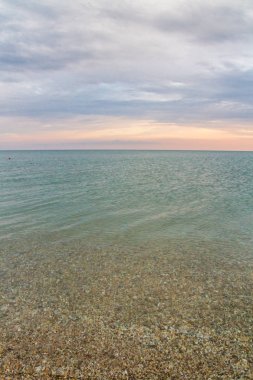 Güzel yaz günbatımı denize bulutlar ile