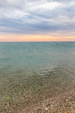 Güzel yaz günbatımı denize bulutlar ile