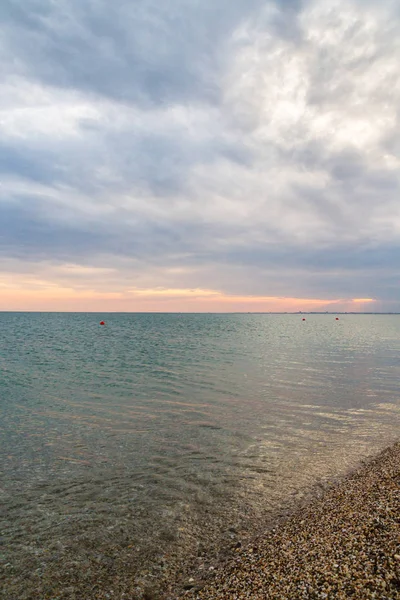 Прекрасный Летний Закат Облаками Над Морем — стоковое фото