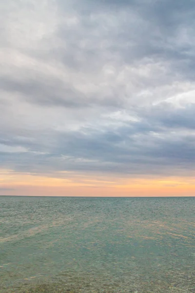 Mooie Zomerse Zonsondergang Met Wolken Boven Zee — Stockfoto