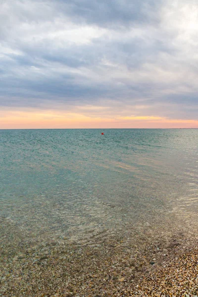 Schöner Sommersonnenuntergang Mit Wolken Über Dem Meer — Stockfoto