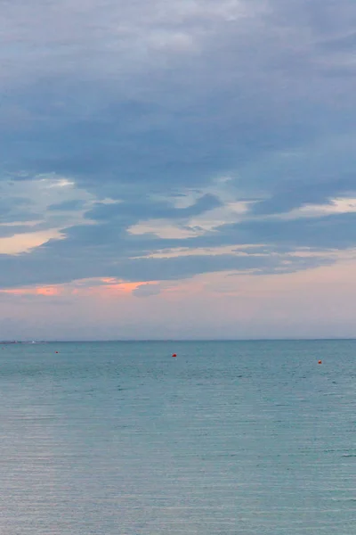 Schöner Sommersonnenuntergang Mit Wolken Über Dem Meer — Stockfoto