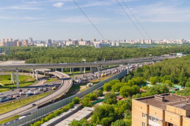 Khimki, Moskova bölgesi Rusya, 22 Haziran 2018. Yaz aylarında Leningrad karayolu üzerinde Moskova çevre yolu görünümü.