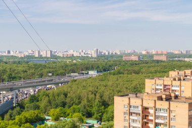 Khimki, Moskova bölgesi Rusya, 22 Haziran 2018. Yaz aylarında Leningrad karayolu üzerinde Moskova çevre yolu görünümü.