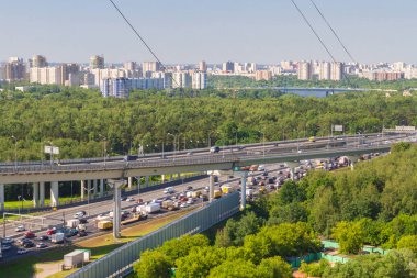 Khimki, Moskova bölgesi Rusya, 22 Haziran 2018. Yaz aylarında Leningrad karayolu üzerinde Moskova çevre yolu görünümü.