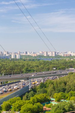 Khimki, Moskova bölgesi Rusya, 22 Haziran 2018. Yaz aylarında Leningrad karayolu üzerinde Moskova çevre yolu görünümü.