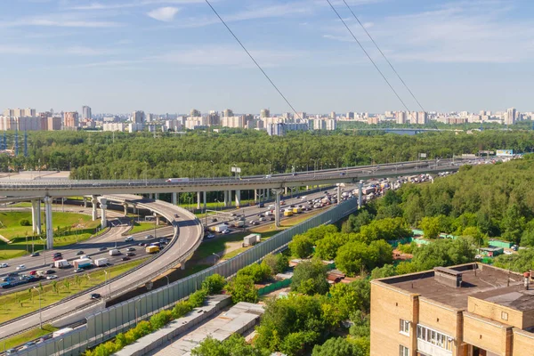 Khimki, Moskova bölgesi Rusya, 22 Haziran 2018. Yaz aylarında Leningrad karayolu üzerinde Moskova çevre yolu görünümü.