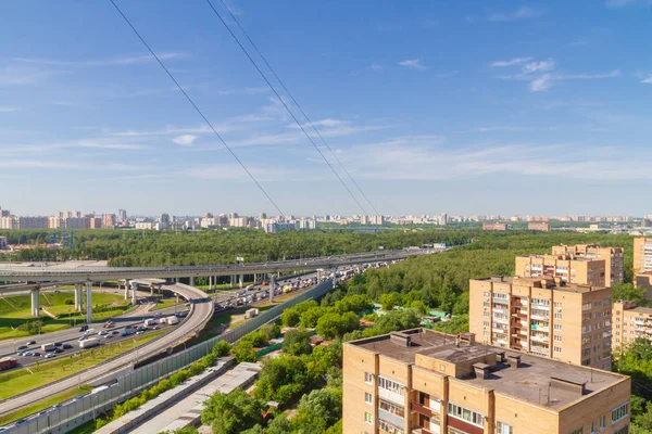 Khimki, Moskova bölgesi Rusya, 22 Haziran 2018. Yaz aylarında Leningrad karayolu üzerinde Moskova çevre yolu görünümü.