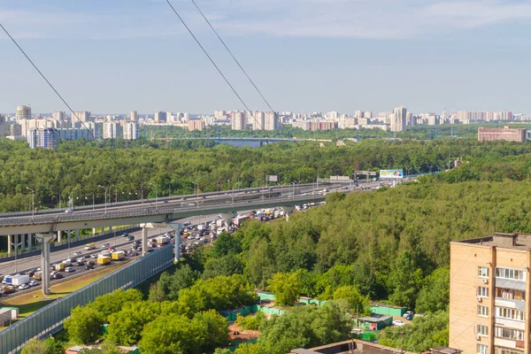 Khimki, Moskova bölgesi Rusya, 22 Haziran 2018. Yaz aylarında Leningrad karayolu üzerinde Moskova çevre yolu görünümü.