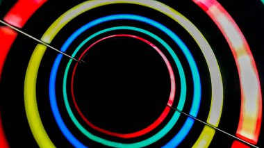 Renkli boru içinde renkli cazibe kaydırak