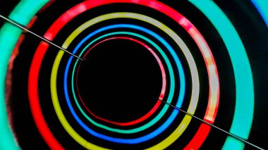 Renkli boru içinde renkli cazibe kaydırak