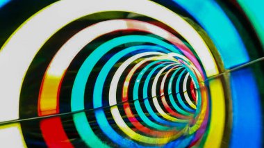 Renkli boru içinde renkli cazibe kaydırak