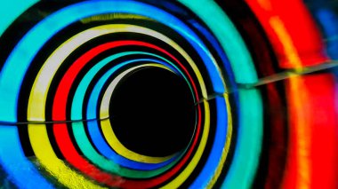 Renkli boru içinde renkli cazibe kaydırak